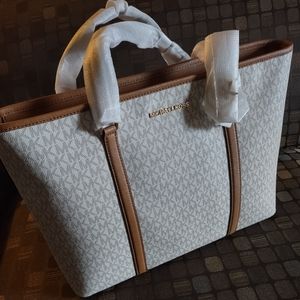 Brand New Michael Kors Tote vanilla